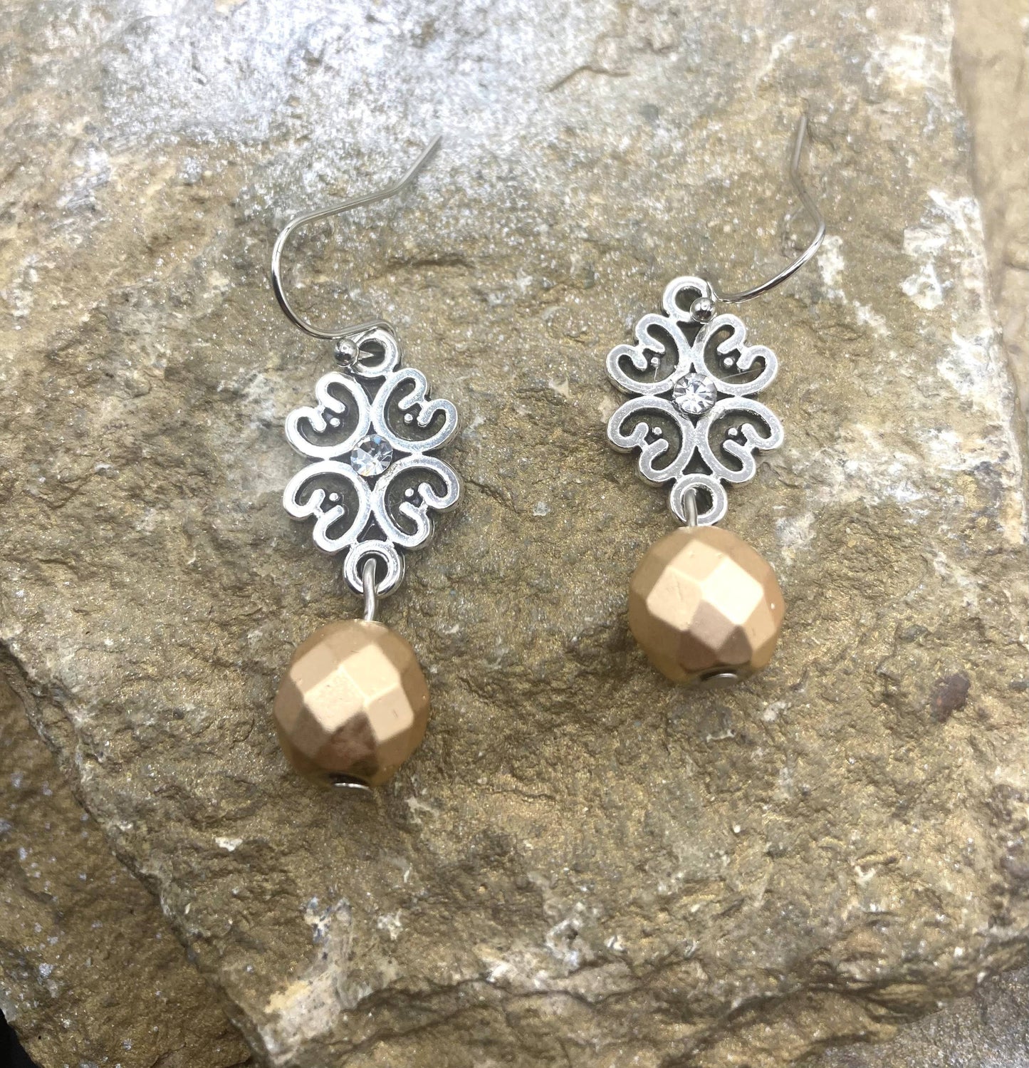 Boucle d'oreille en filigrane d'argent Rebecca Ray avec perle dorée mate