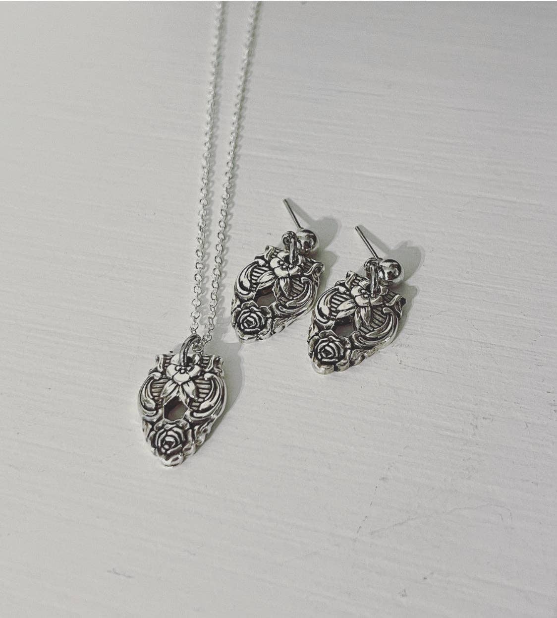Ensemble collier et boucles d'oreilles Distinction Cuillère en argent sterling d'Emily