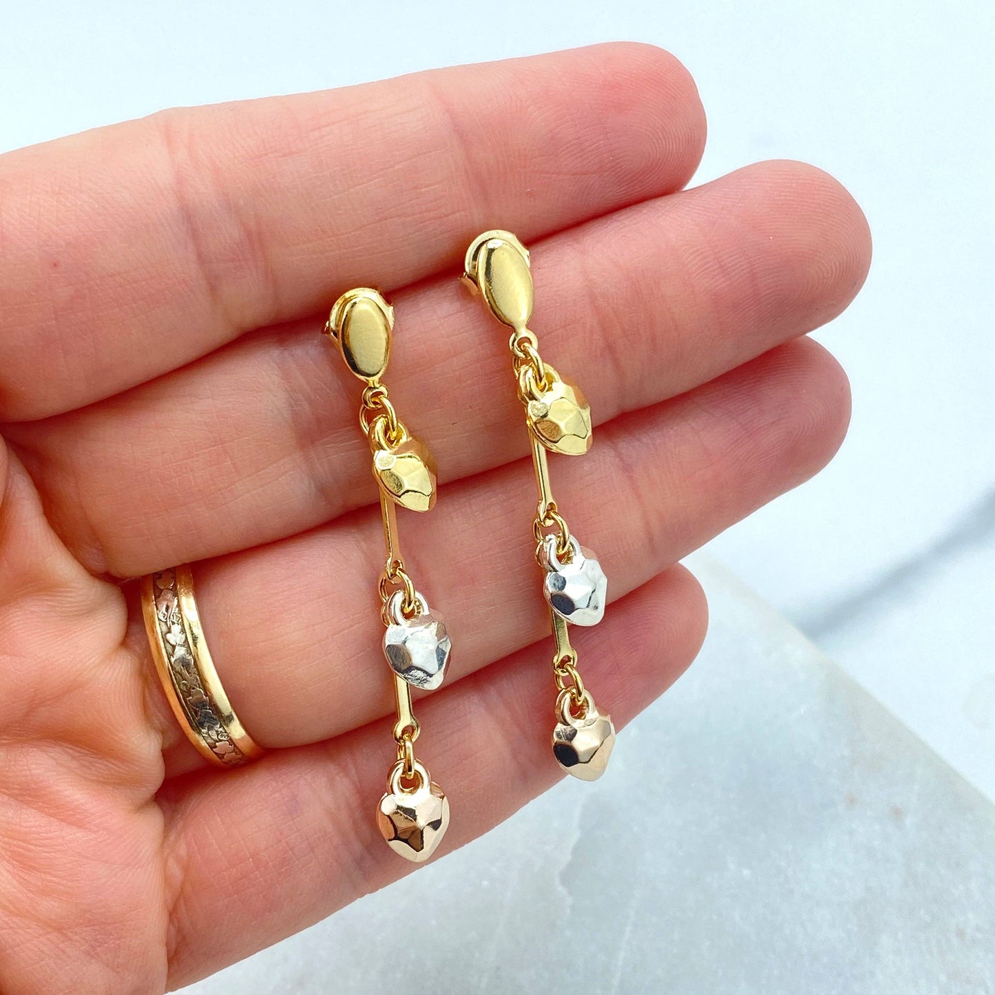 Boucles d'oreilles pendantes Luxus Accessories en plaqué or 18 carats avec cœurs tricolores, boucles d'oreilles cœurs trois tons, boucles d'oreilles cœurs pendantes