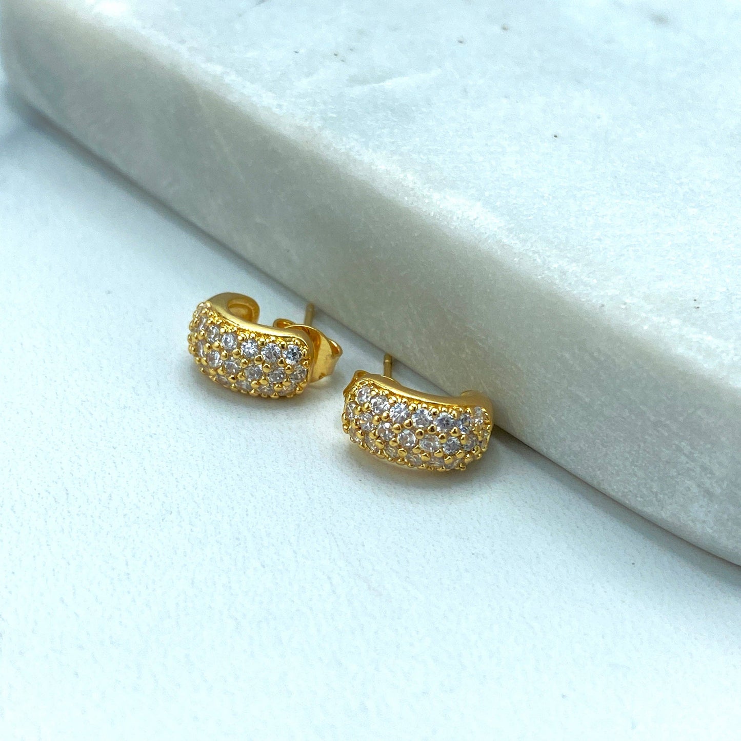 Boucles d'oreilles clous en forme de C, petite taille, plaqué or 18 carats, ornées de micro-oxydes de zirconium transparents, Luxus Accessories, boucles d'oreilles classiques