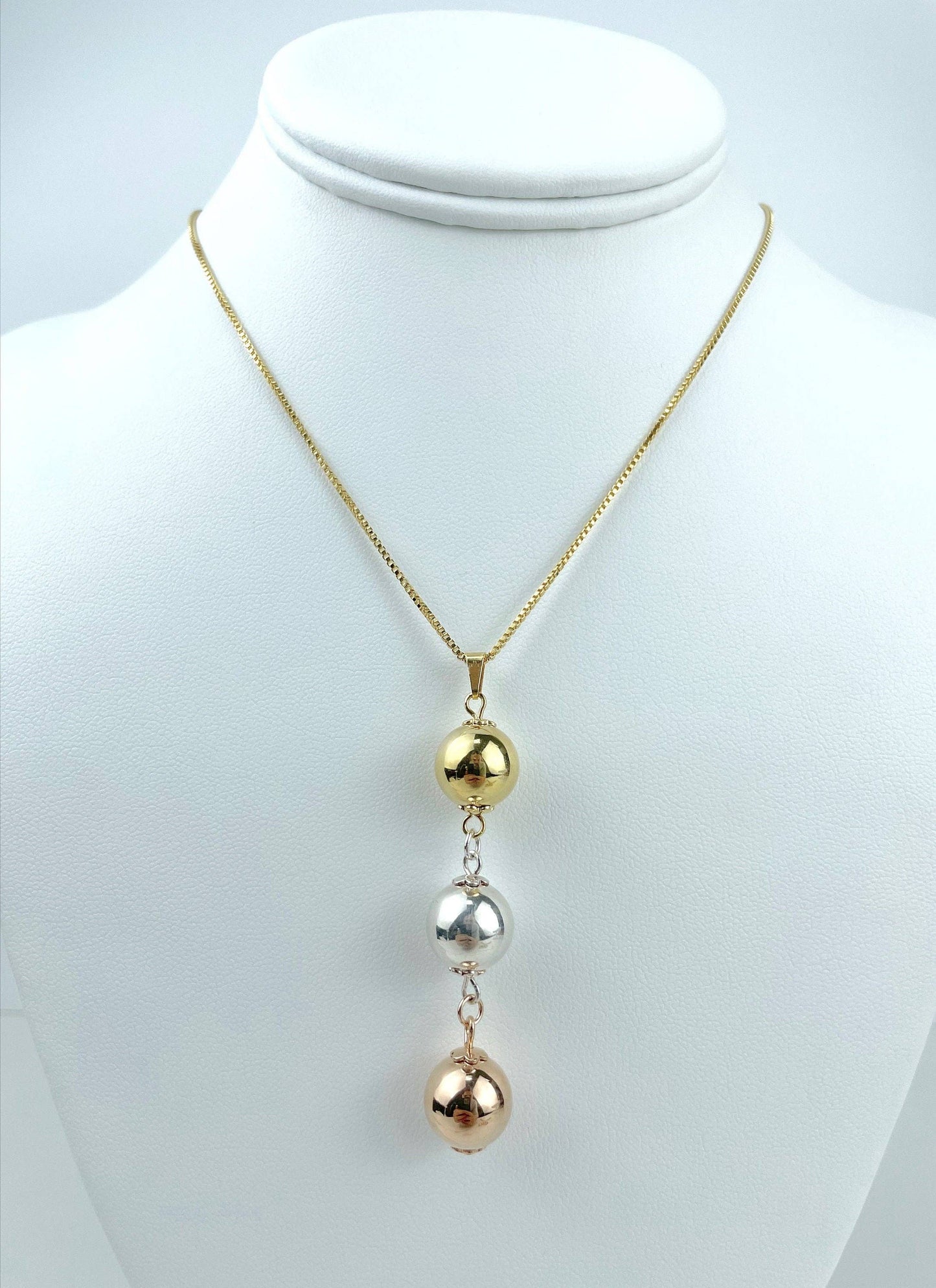 Chaîne fine Luxus Accessories en or 18 carats avec pendentif perles tricolores
