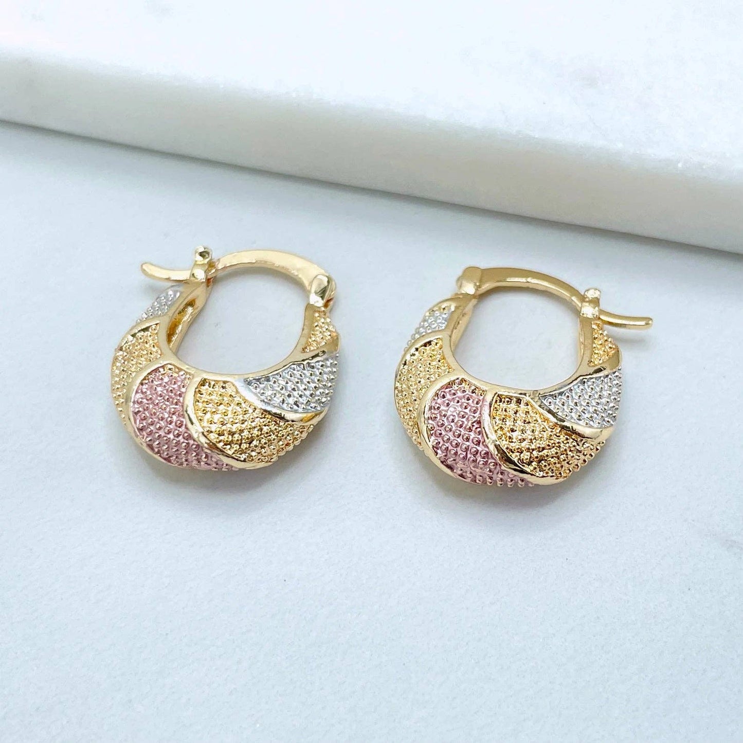 Boucles d'oreilles créoles Luxus Accessories plaquées or 18 carats trois tons texturées en forme de panier