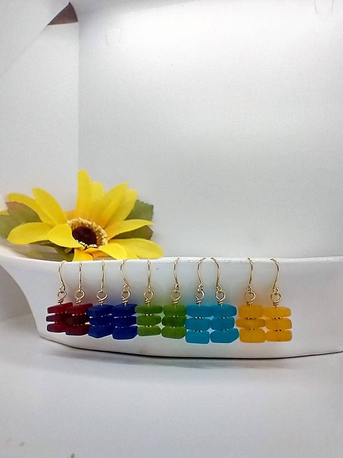 Boucles d'oreilles pendantes Bad Apple Designs en verre de mer carré empilé, couleur or