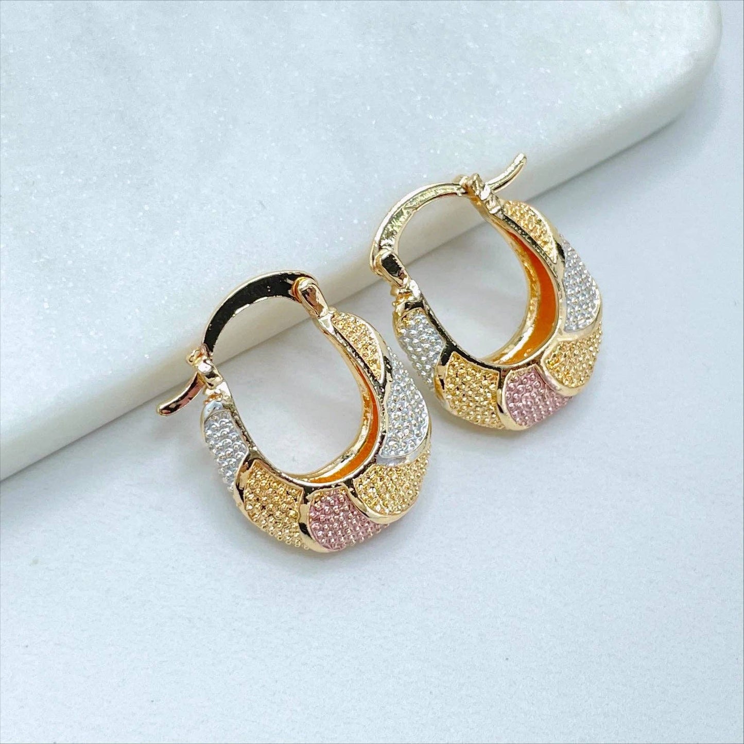 Boucles d'oreilles créoles Luxus Accessories plaquées or 18 carats trois tons texturées en forme de panier