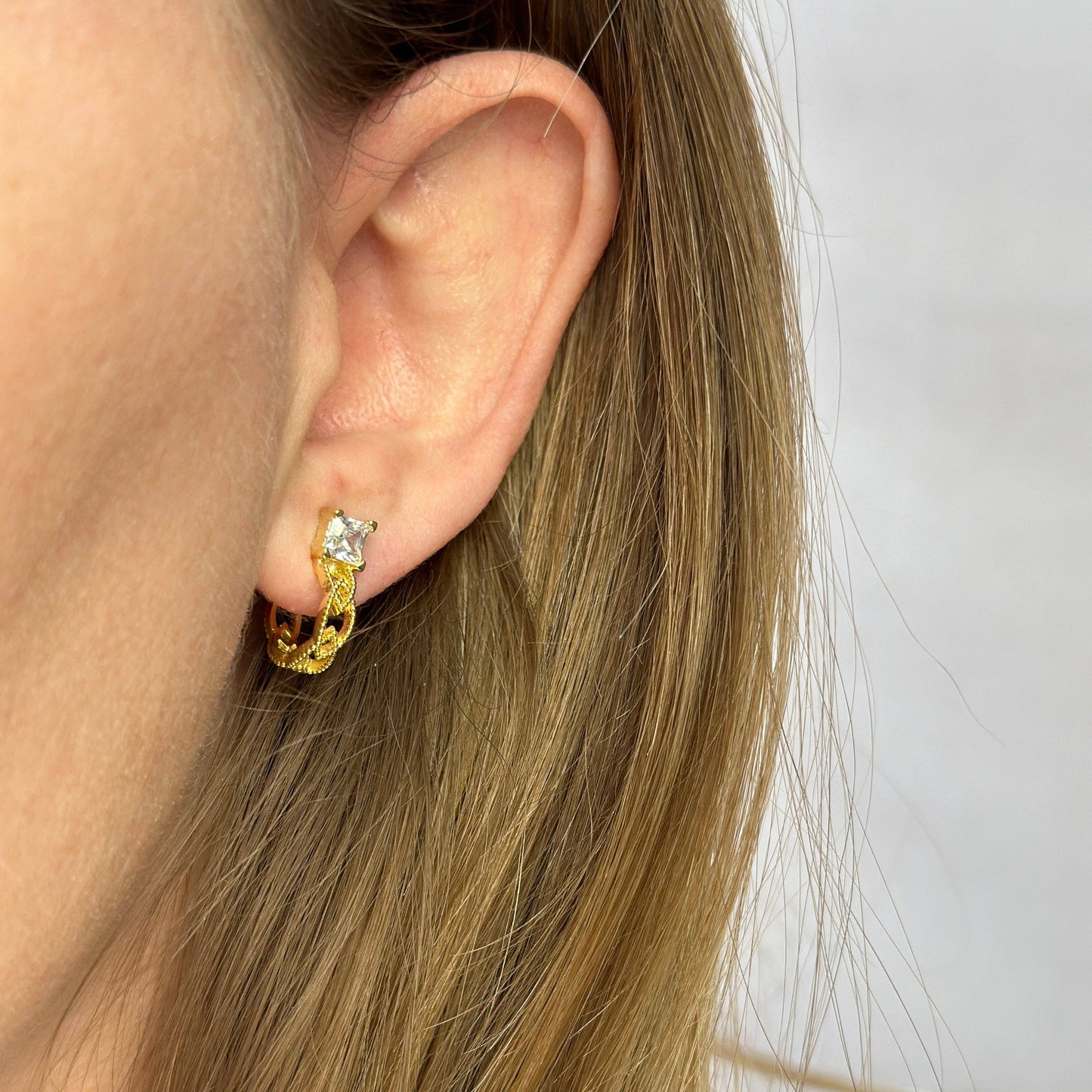 Boucles d'oreilles créoles détaillées en or rempli 18 carats avec zircone cubique taille princesse GoldFi