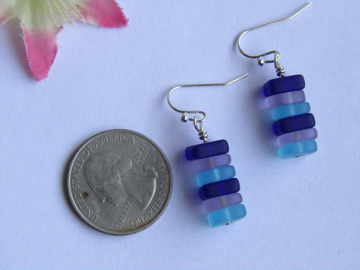 Boucles d'oreilles Bad Apple Designs en galets de verre de mer empilés bleus et violets