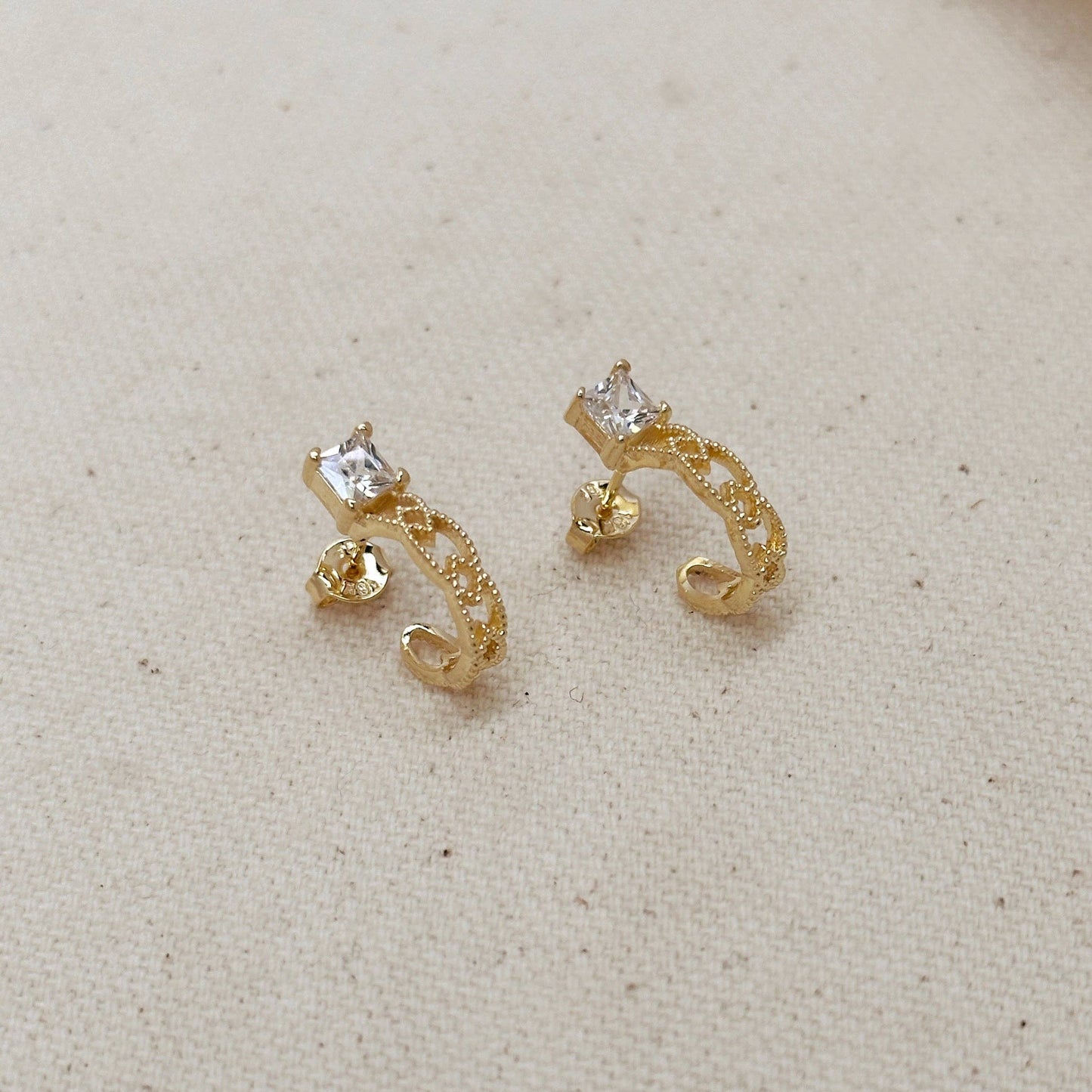 Boucles d'oreilles créoles détaillées en or rempli 18 carats avec zircone cubique taille princesse GoldFi