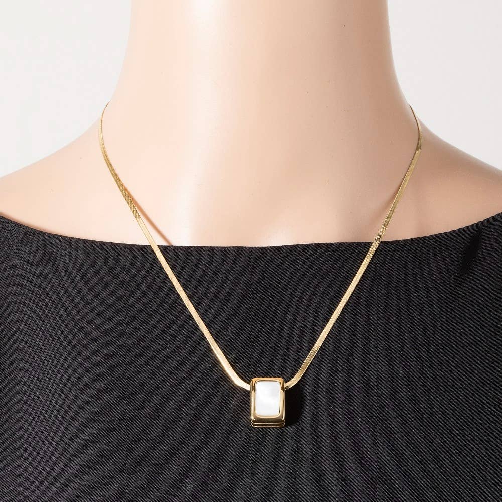 Le collier Looks by Fame en acier inoxydable à chevrons avec pendentif perle rectangulaire