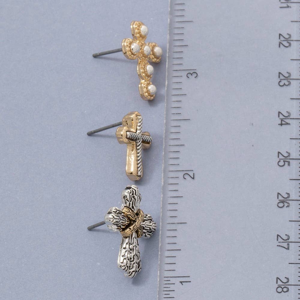 Le lot de boucles d'oreilles The Looks by Fame avec clous complexes en forme de croix