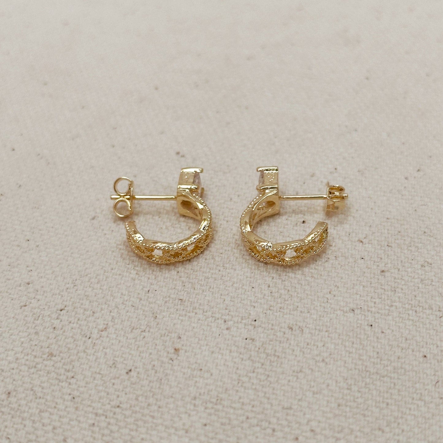 Boucles d'oreilles créoles détaillées en or rempli 18 carats avec zircone cubique taille princesse GoldFi