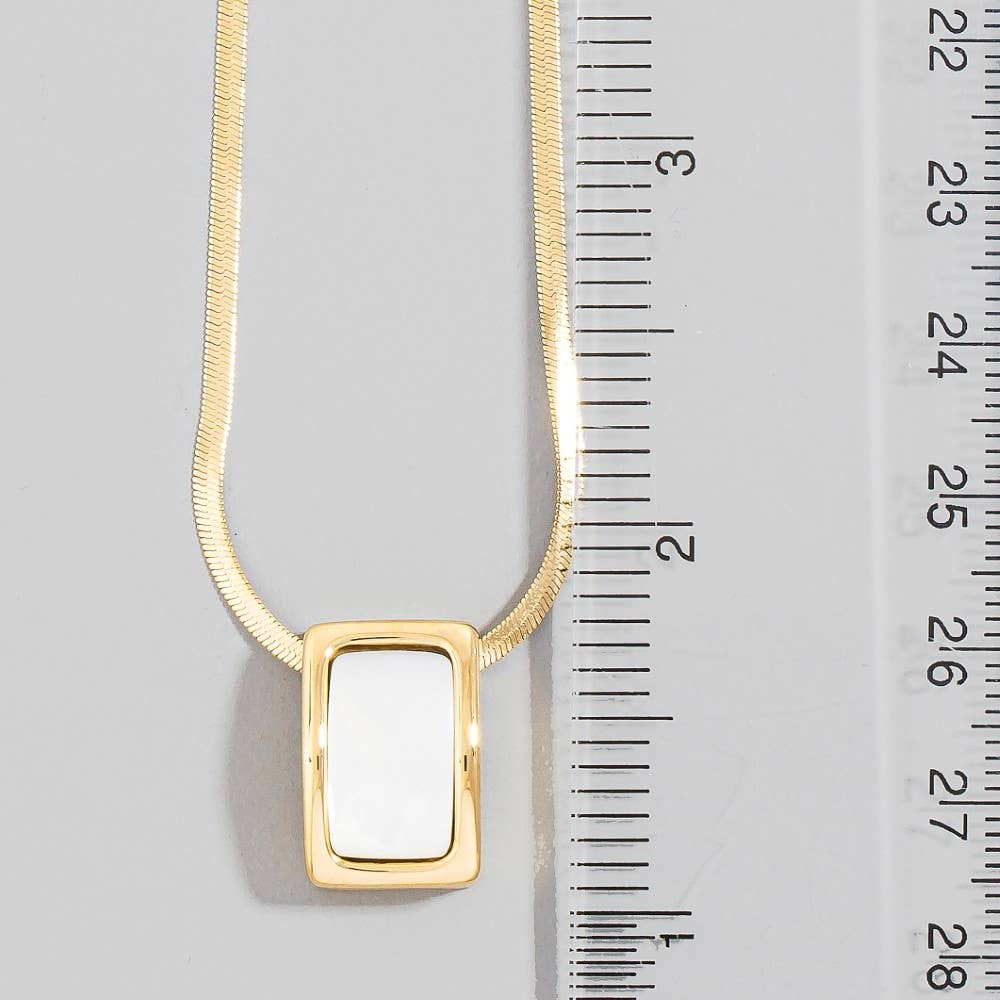 Le collier Looks by Fame en acier inoxydable à chevrons avec pendentif perle rectangulaire