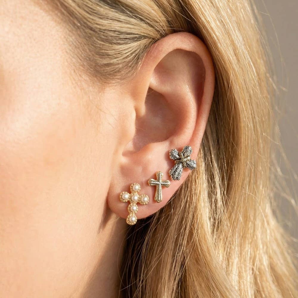 Le lot de boucles d'oreilles The Looks by Fame avec clous complexes en forme de croix