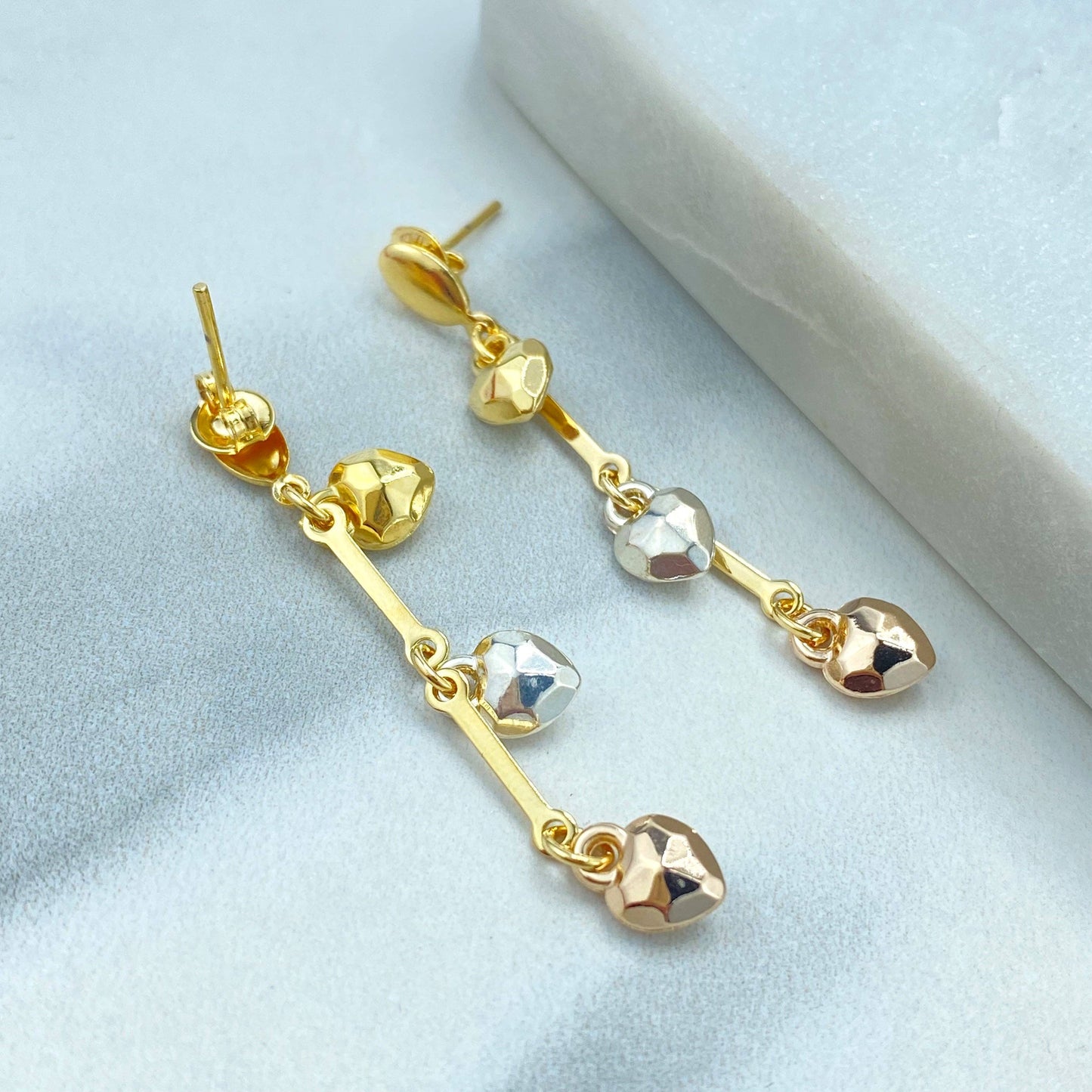 Boucles d'oreilles pendantes Luxus Accessories en plaqué or 18 carats avec cœurs tricolores, boucles d'oreilles cœurs trois tons, boucles d'oreilles cœurs pendantes