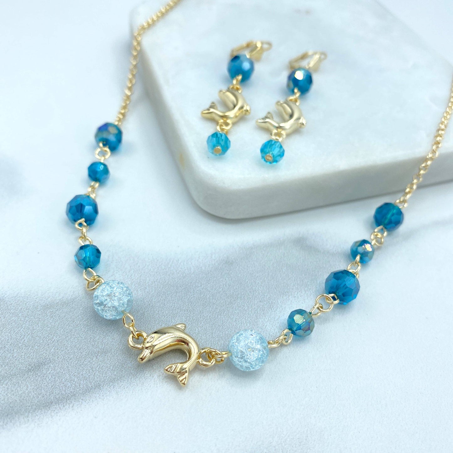 Parure Collier et Boucles d'Oreilles Luxus Accessories Perles de Cristal Remplies d'Or 18 carats Couleur Saphir & Breloques Dauphins