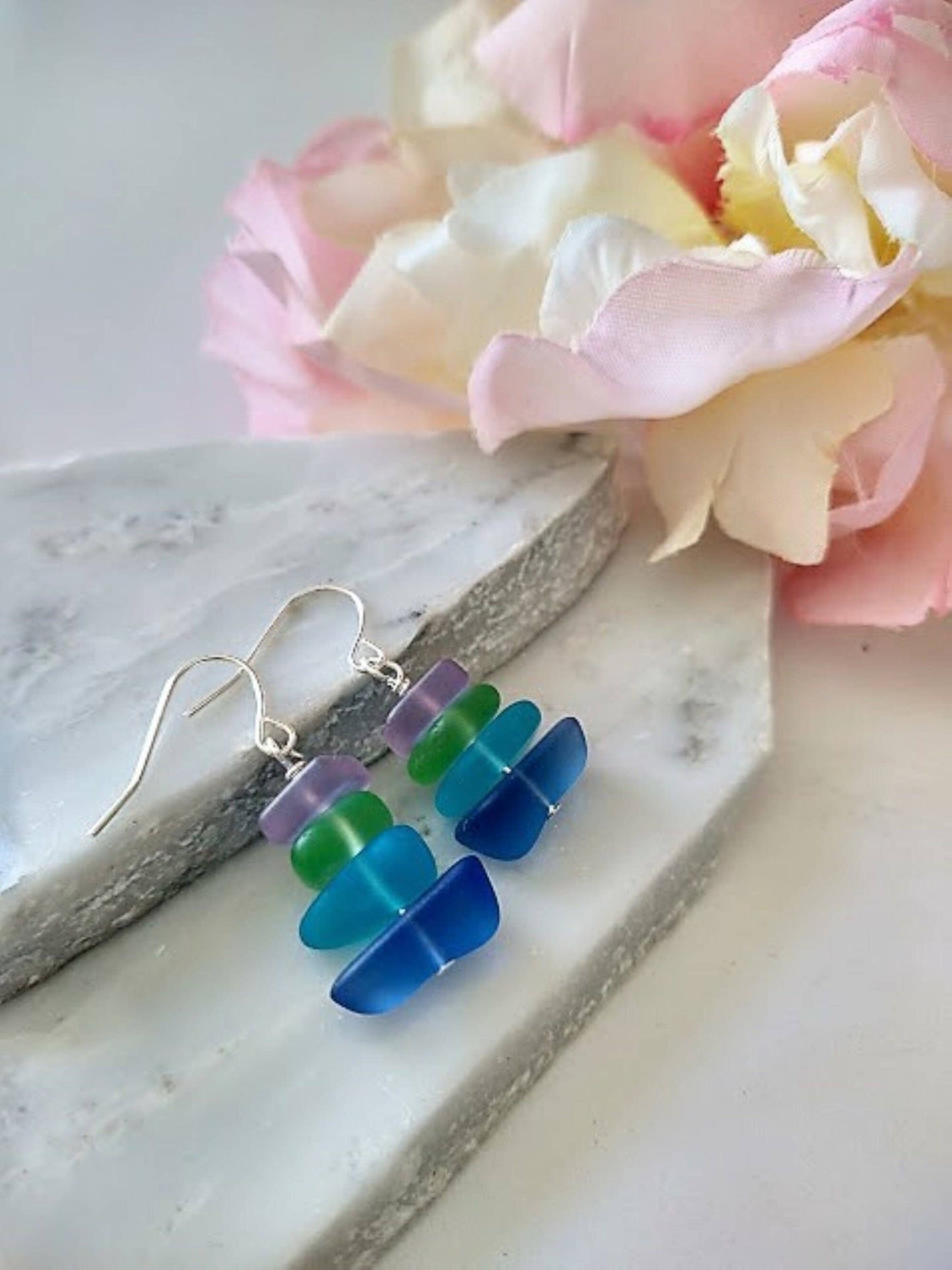 Boucles d'oreilles pendantes en argent Bad Apple Designs, verre de mer dépoli multicolore en forme de galets