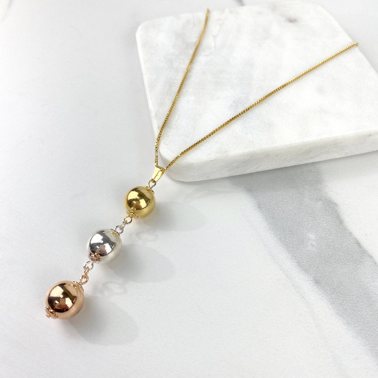 Chaîne fine Luxus Accessories en or 18 carats avec pendentif perles tricolores