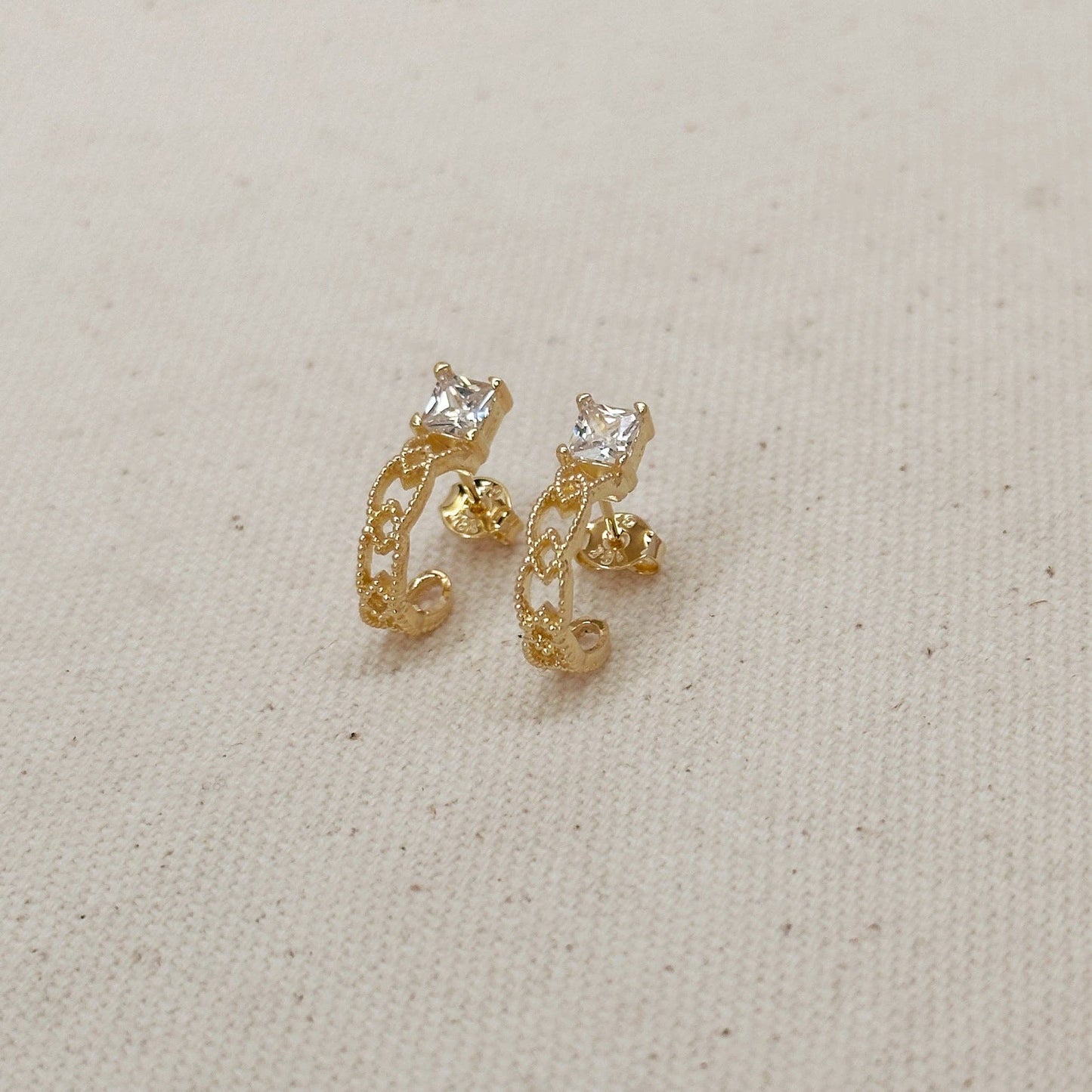 Boucles d'oreilles créoles détaillées en or rempli 18 carats avec zircone cubique taille princesse GoldFi