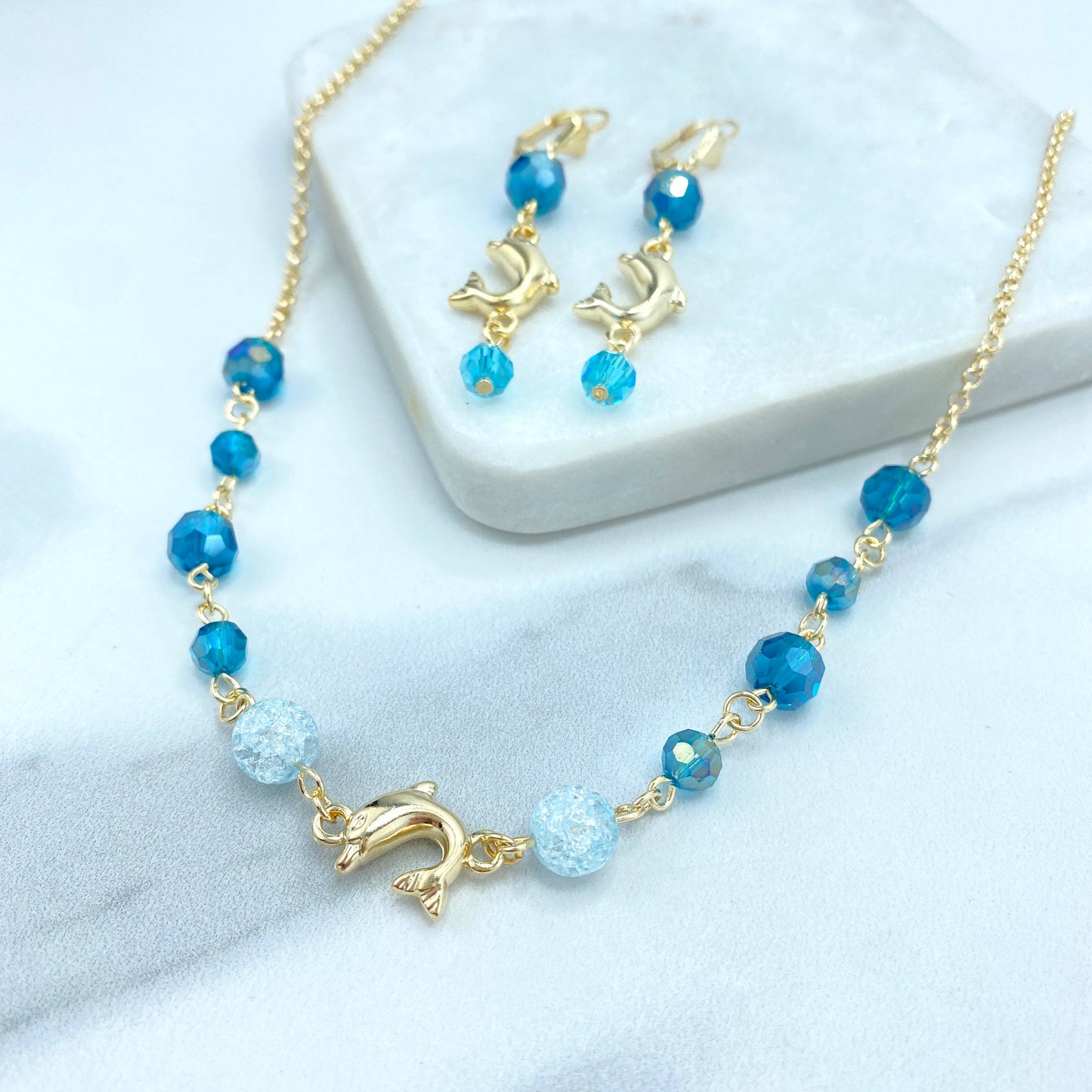 Parure Collier et Boucles d'Oreilles Luxus Accessories Perles de Cristal Remplies d'Or 18 carats Couleur Saphir & Breloques Dauphins