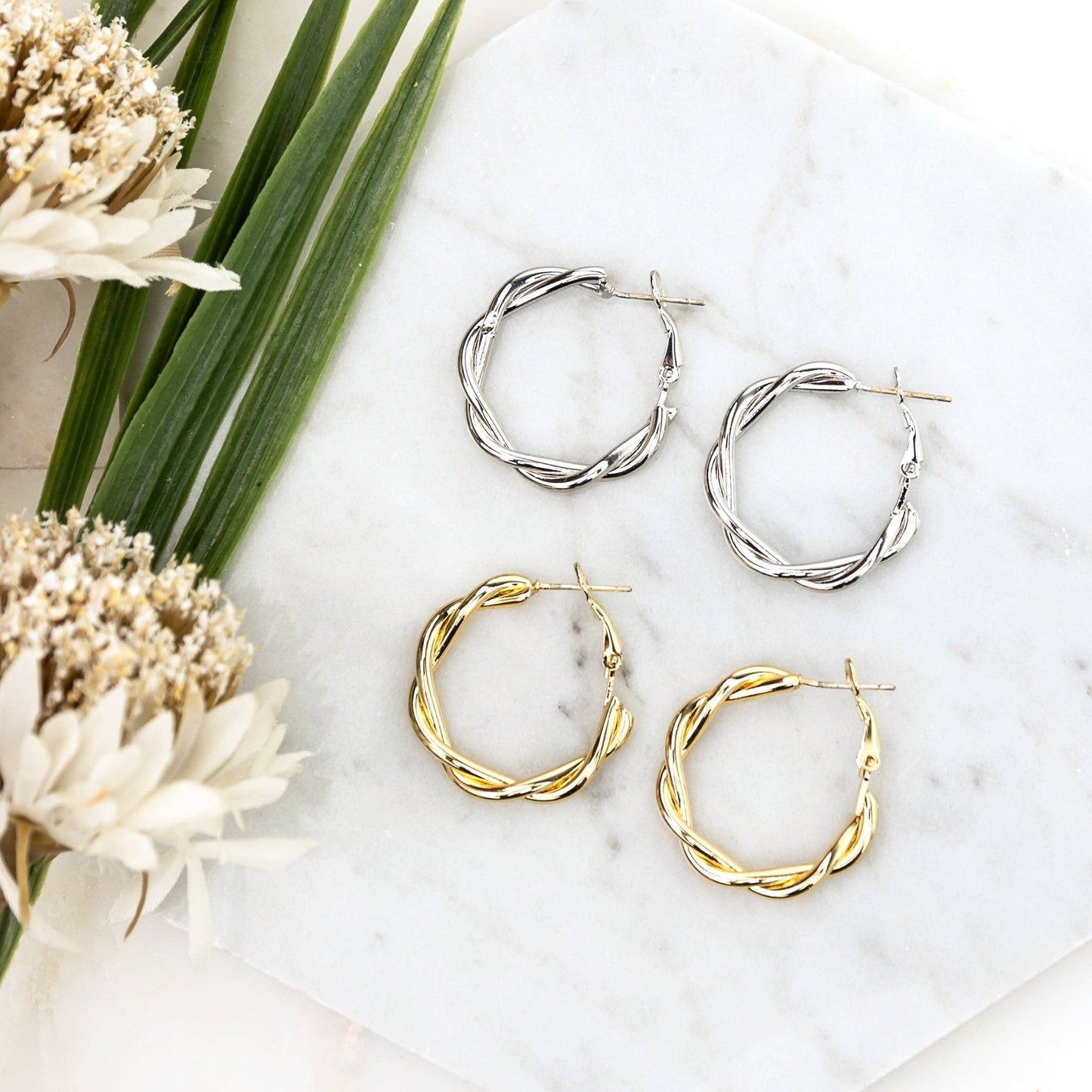 BOUCLES D'OREILLES CRÉOLES TORSADÉES EN ACIER INOXYDABLE PLAQUÉ OR 18 CARATS