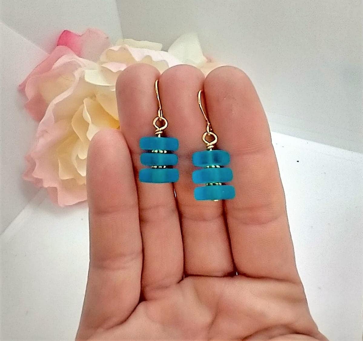 Boucles d'oreilles pendantes Bad Apple Designs en verre de mer carré empilé, couleur or