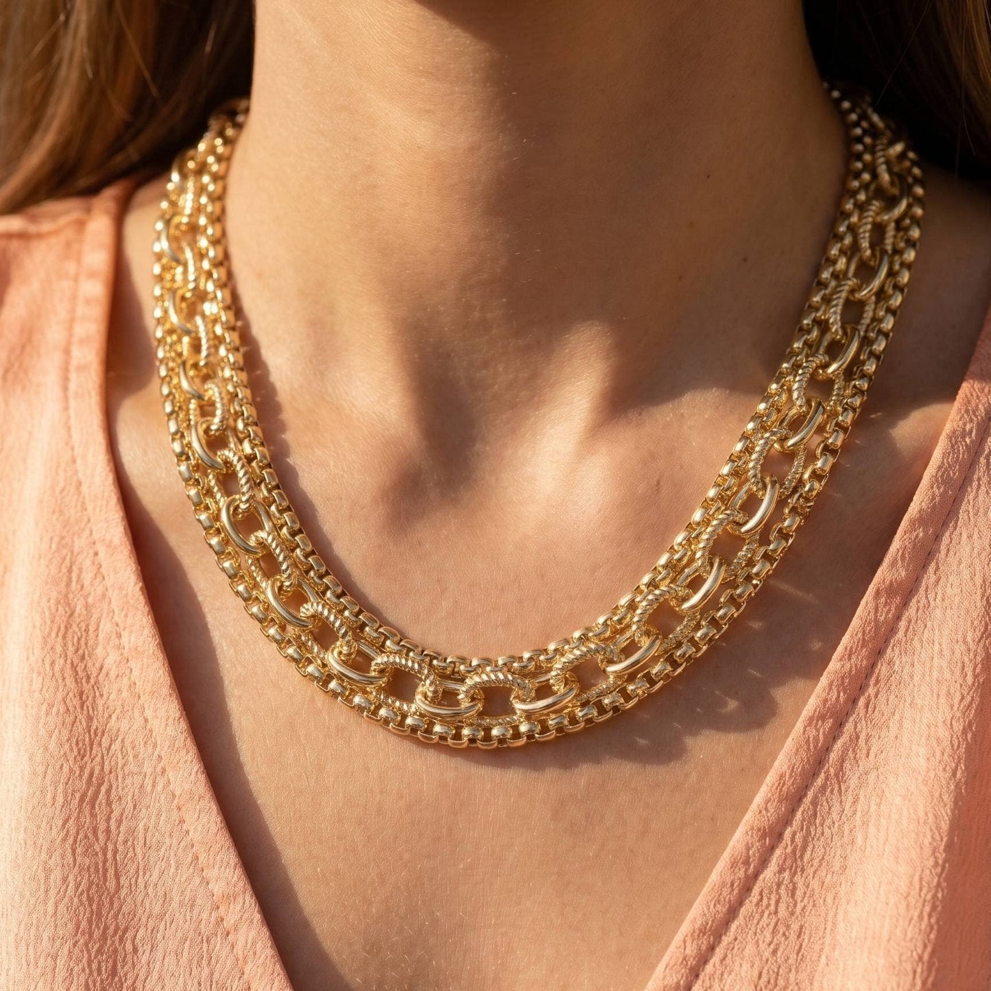 Le collier Looks by Fame en chaînes superposées dorées et assorties