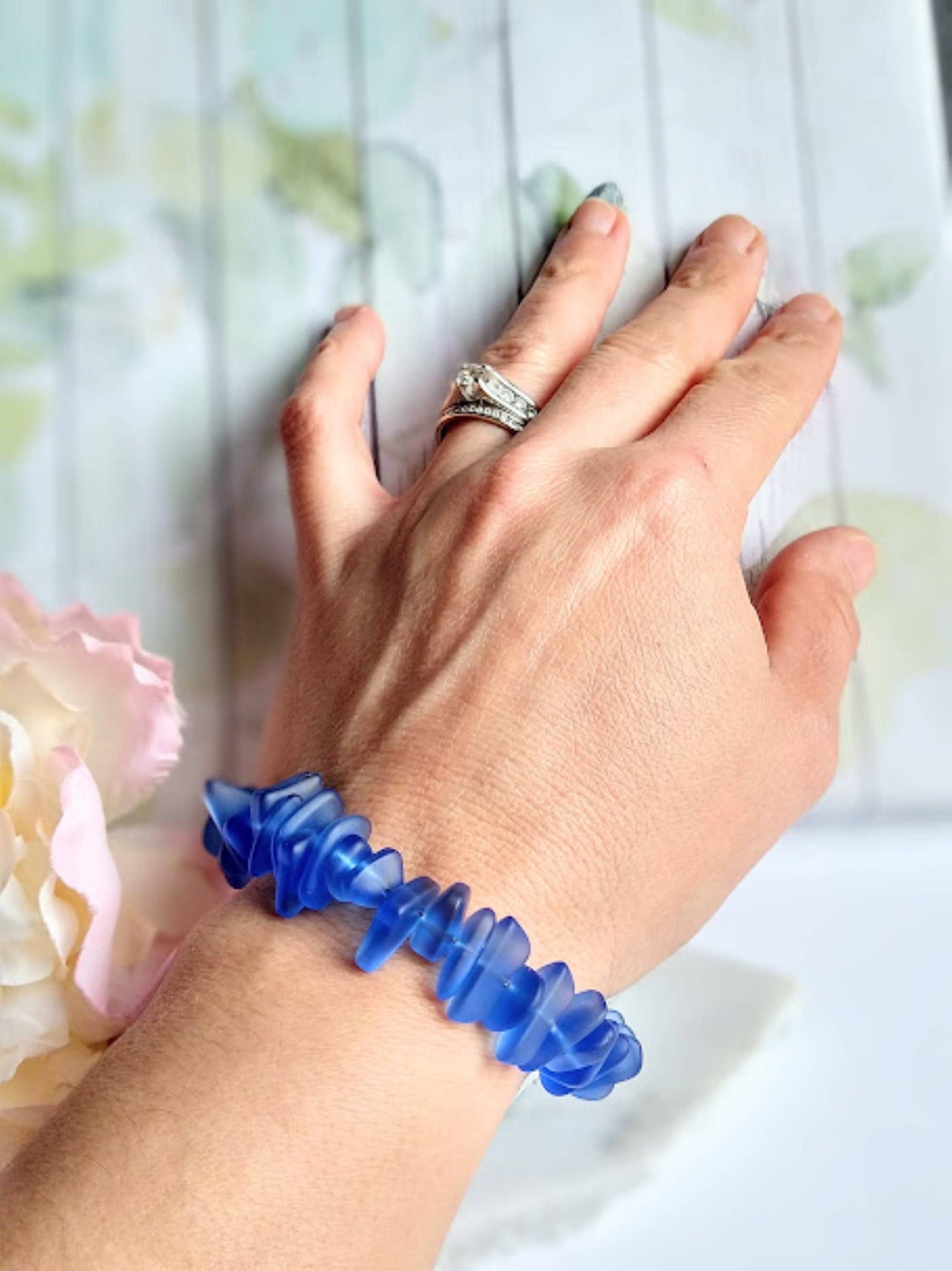Bracelet en argent avec perles de verre de mer bleu cobalt – Bad Apple Designs