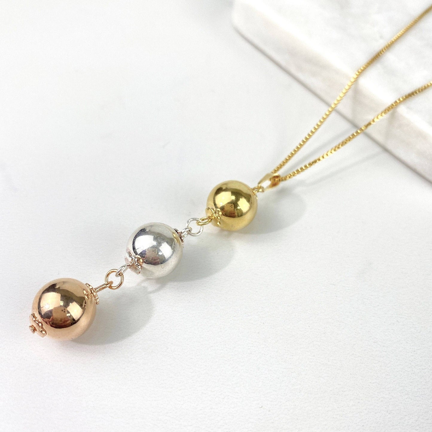Chaîne fine Luxus Accessories en or 18 carats avec pendentif perles tricolores