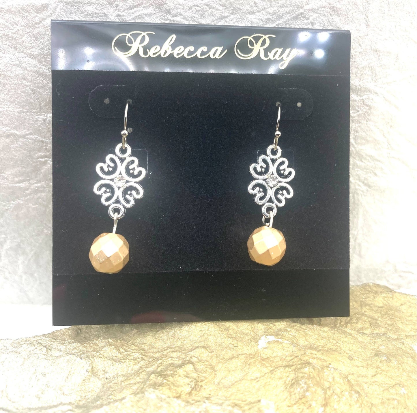 Boucle d'oreille en filigrane d'argent Rebecca Ray avec perle dorée mate
