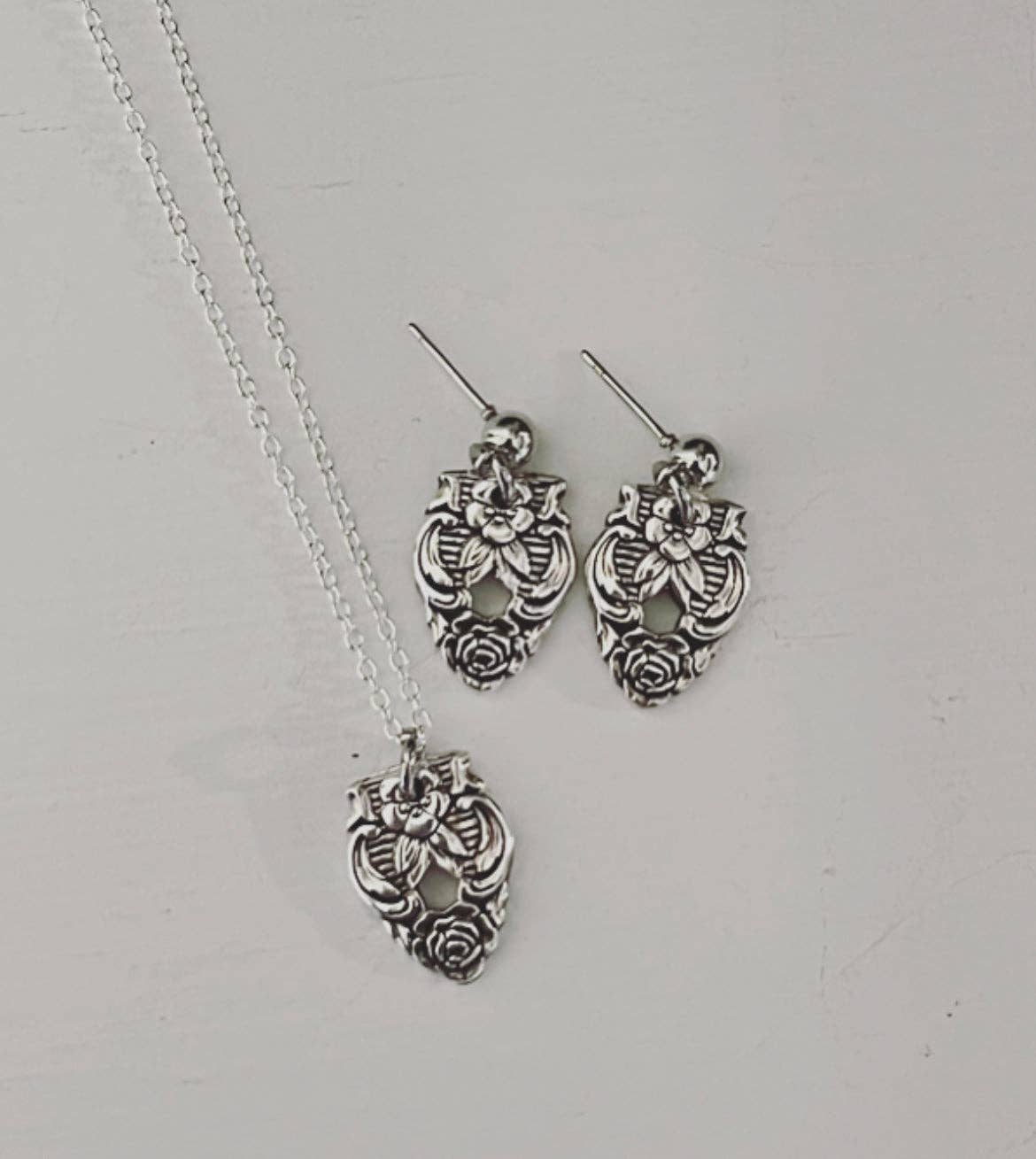 Ensemble collier et boucles d'oreilles Distinction Cuillère en argent sterling d'Emily