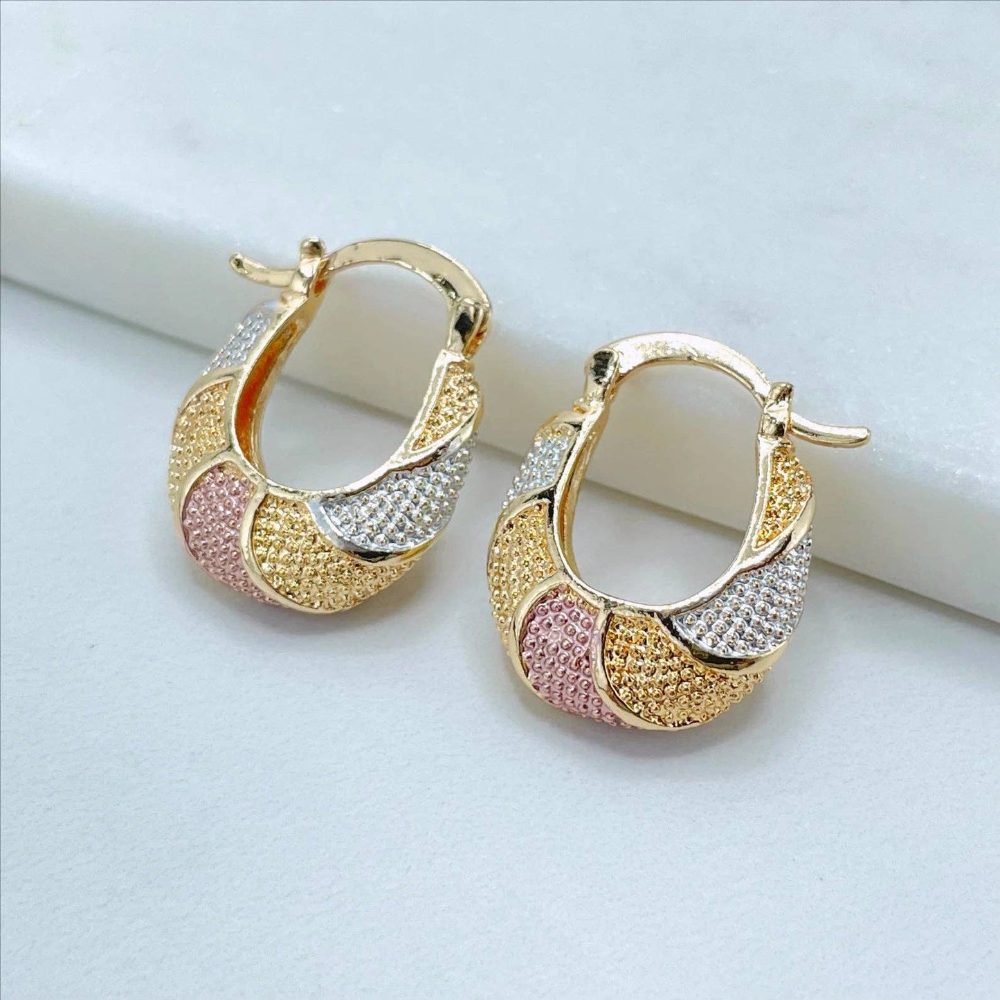 Boucles d'oreilles créoles Luxus Accessories plaquées or 18 carats trois tons texturées en forme de panier