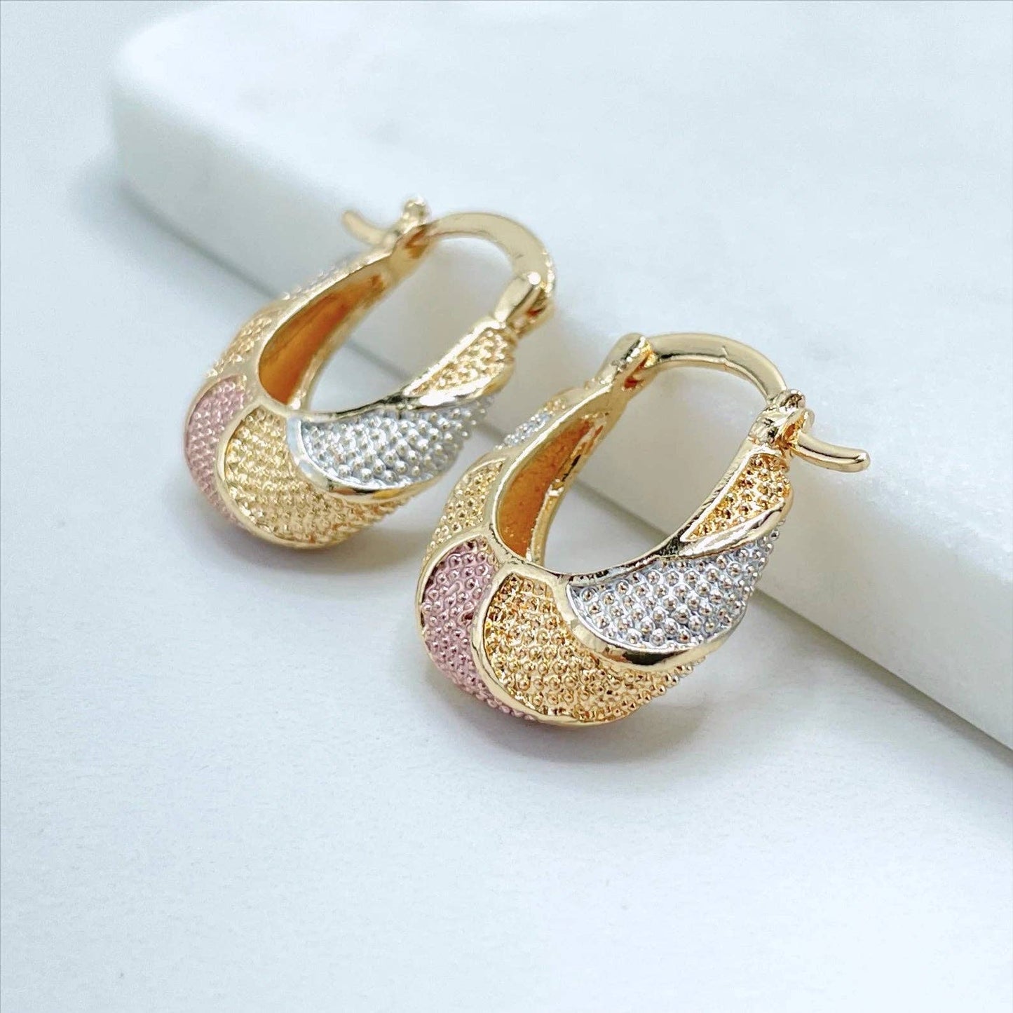 Boucles d'oreilles créoles Luxus Accessories plaquées or 18 carats trois tons texturées en forme de panier