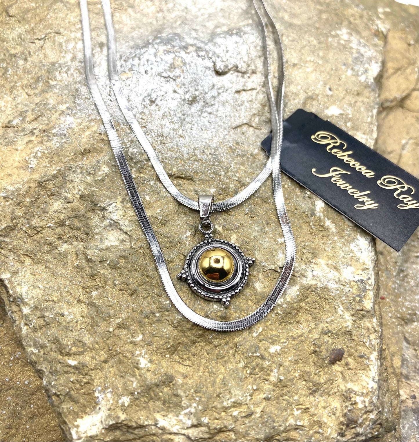 Collier Rebecca Ray bohème à double rang avec pendentif breloque