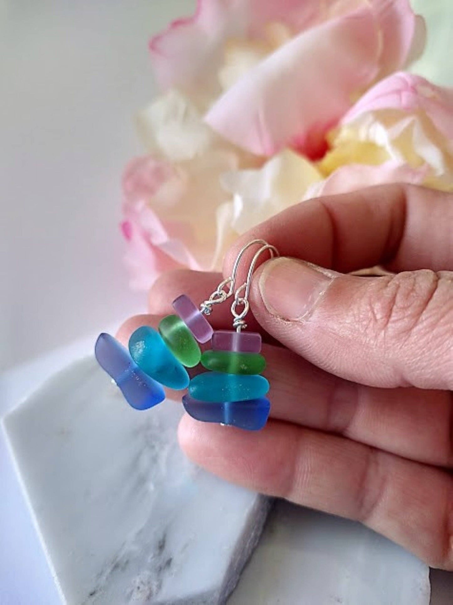 Boucles d'oreilles pendantes en argent Bad Apple Designs, verre de mer dépoli multicolore en forme de galets