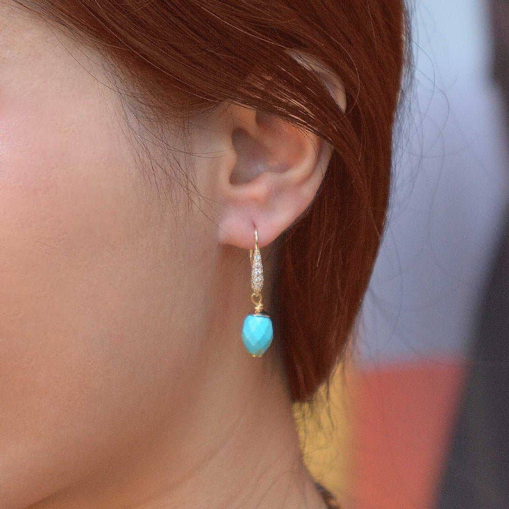 Boucles d'oreilles pendantes dorées en magnésite bleue Hepburn de Barse Jewelry