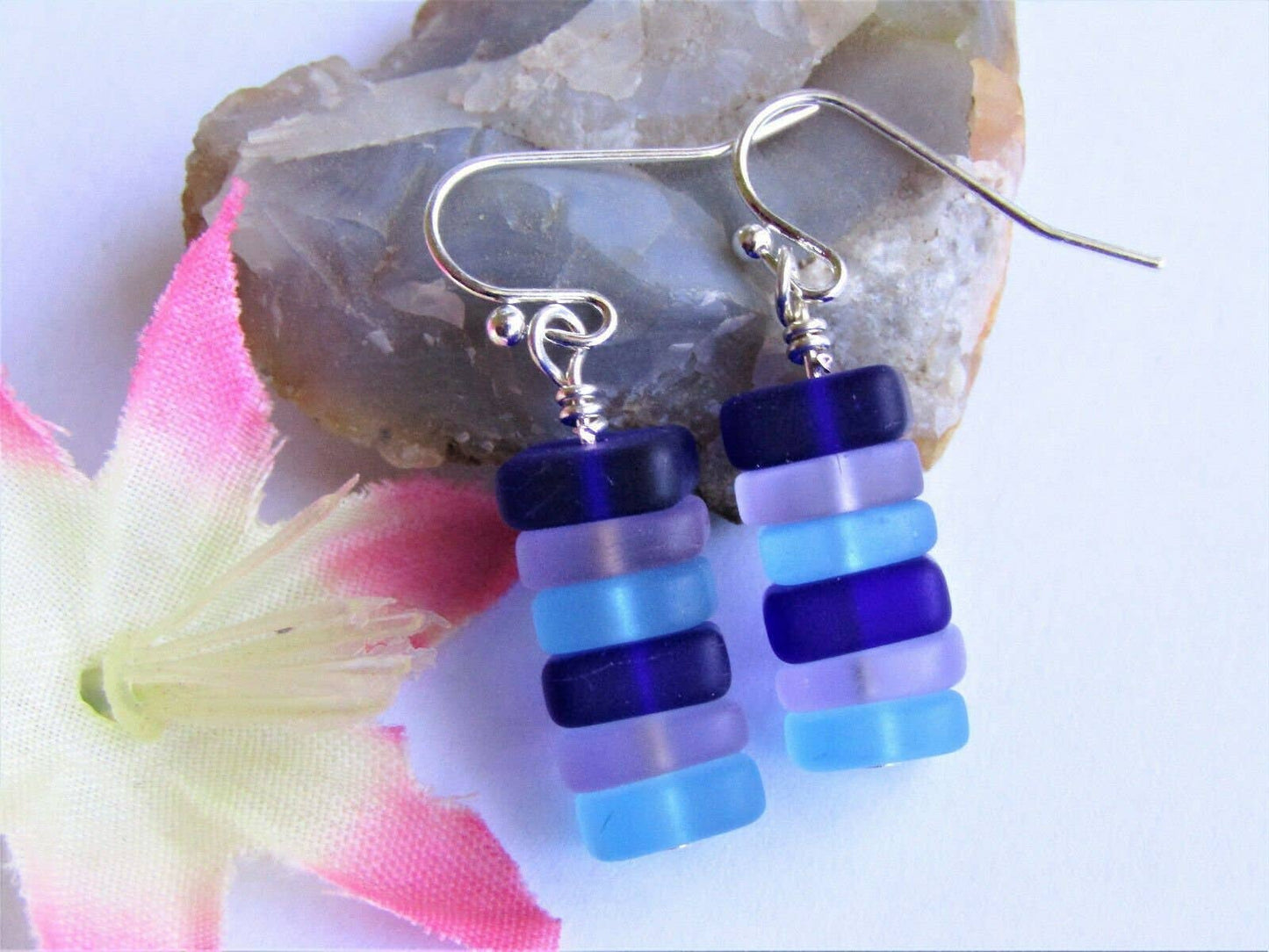Boucles d'oreilles Bad Apple Designs en galets de verre de mer empilés bleus et violets