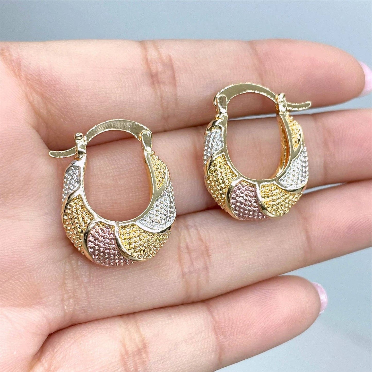 Boucles d'oreilles créoles Luxus Accessories plaquées or 18 carats trois tons texturées en forme de panier
