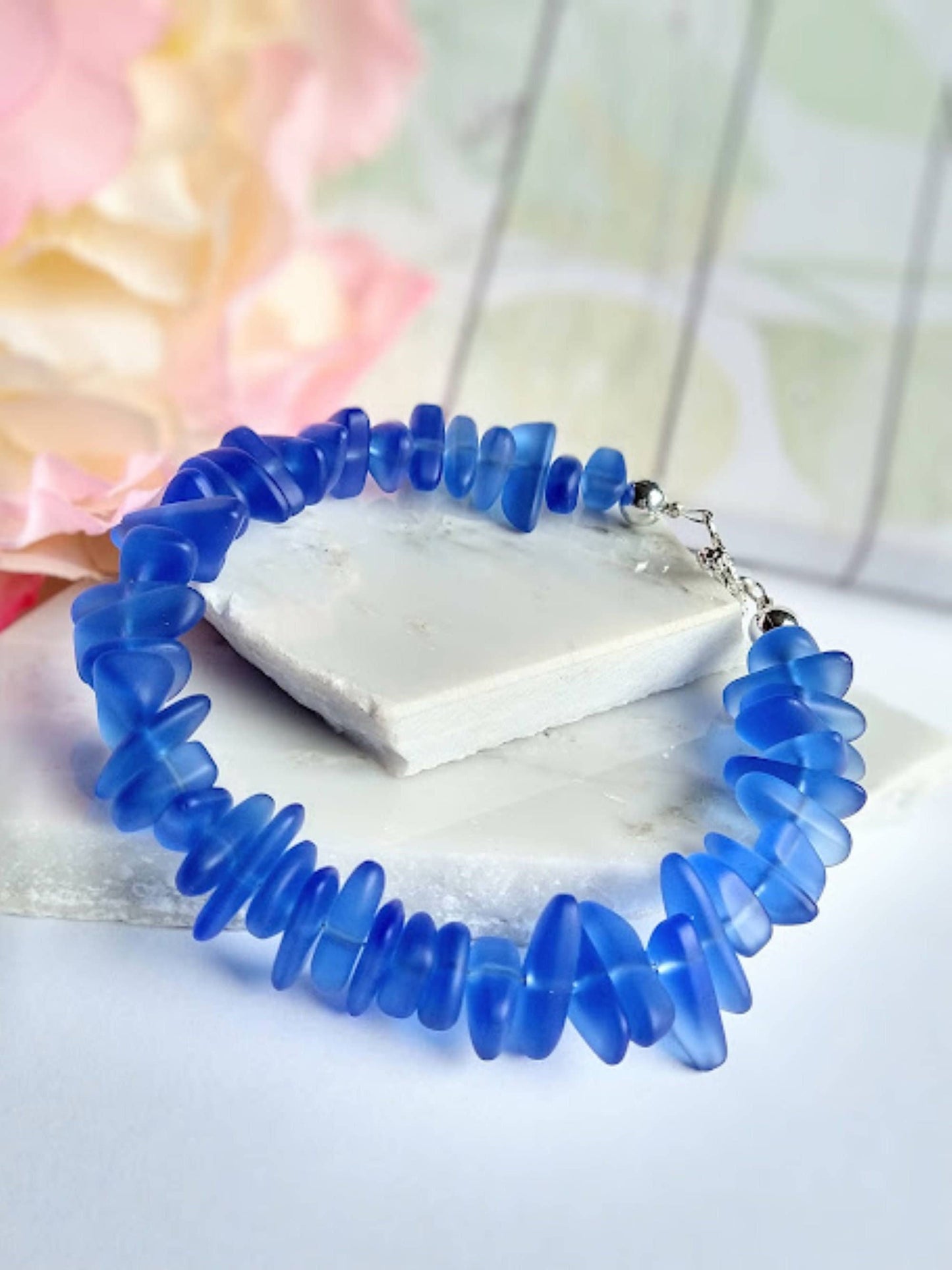 Bracelet en argent avec perles de verre de mer bleu cobalt – Bad Apple Designs