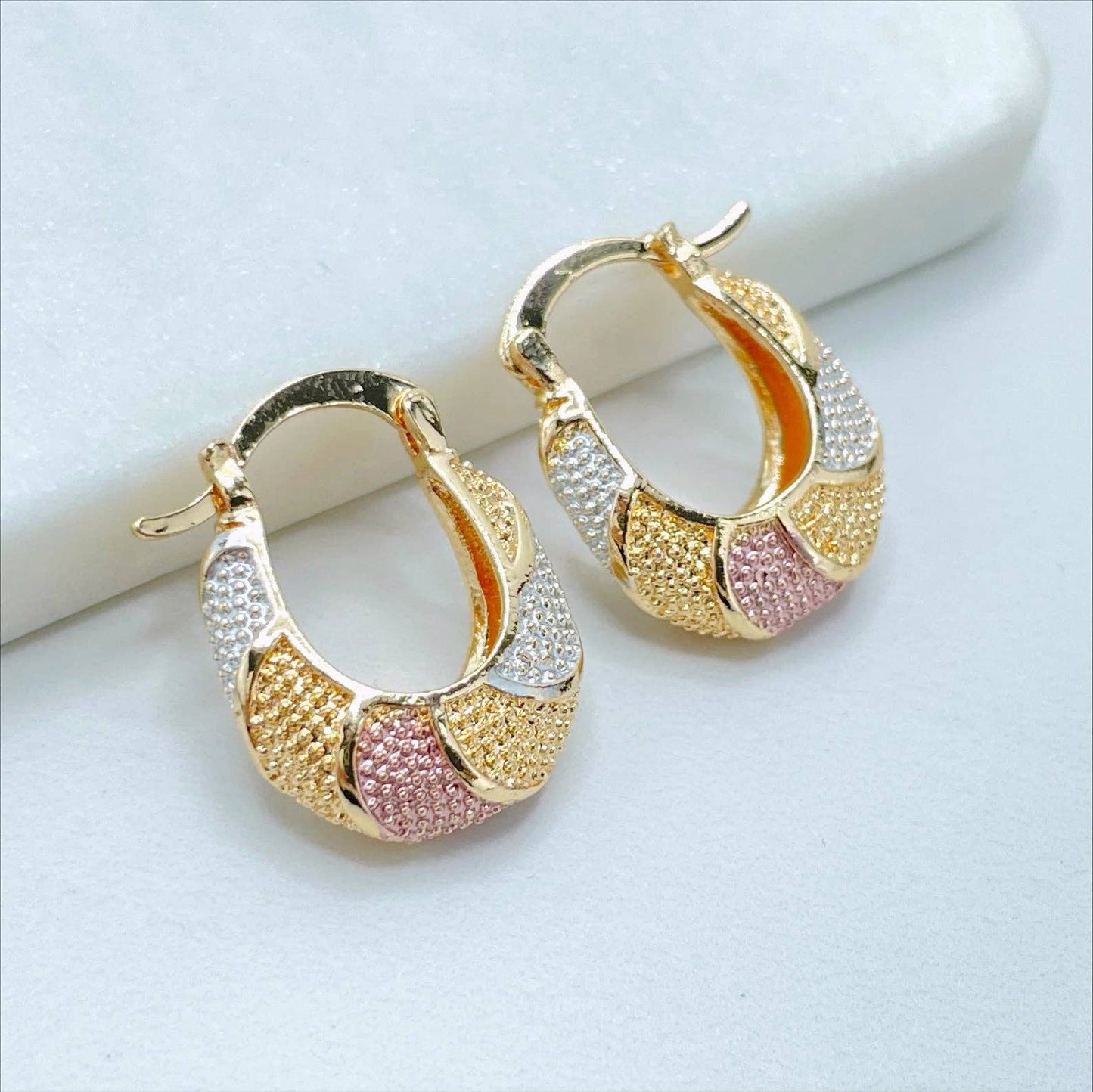 Boucles d'oreilles créoles Luxus Accessories plaquées or 18 carats trois tons texturées en forme de panier