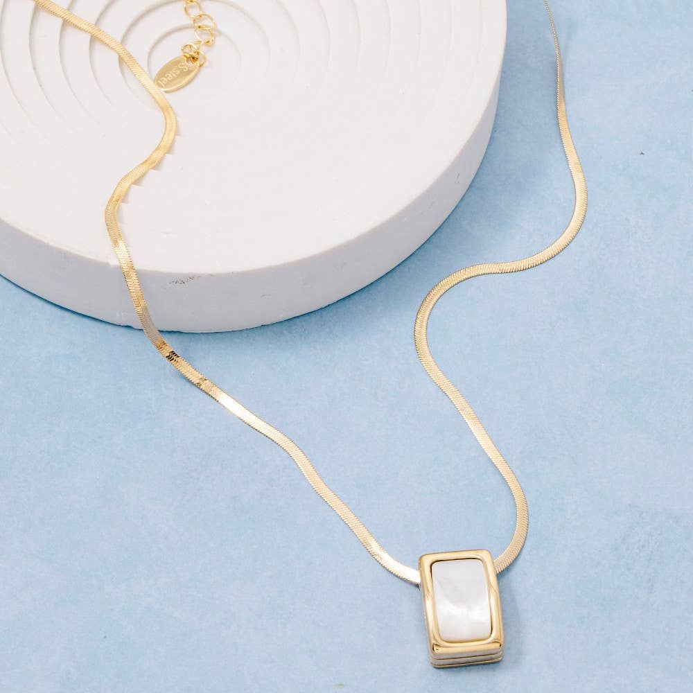Le collier Looks by Fame en acier inoxydable à chevrons avec pendentif perle rectangulaire