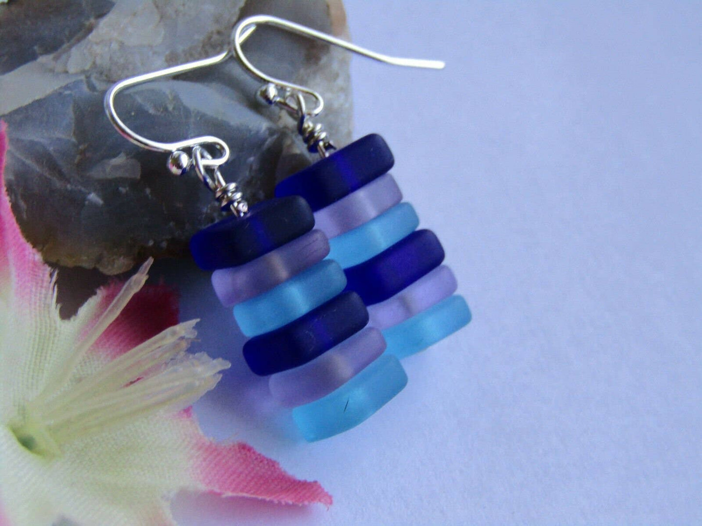 Boucles d'oreilles Bad Apple Designs en galets de verre de mer empilés bleus et violets