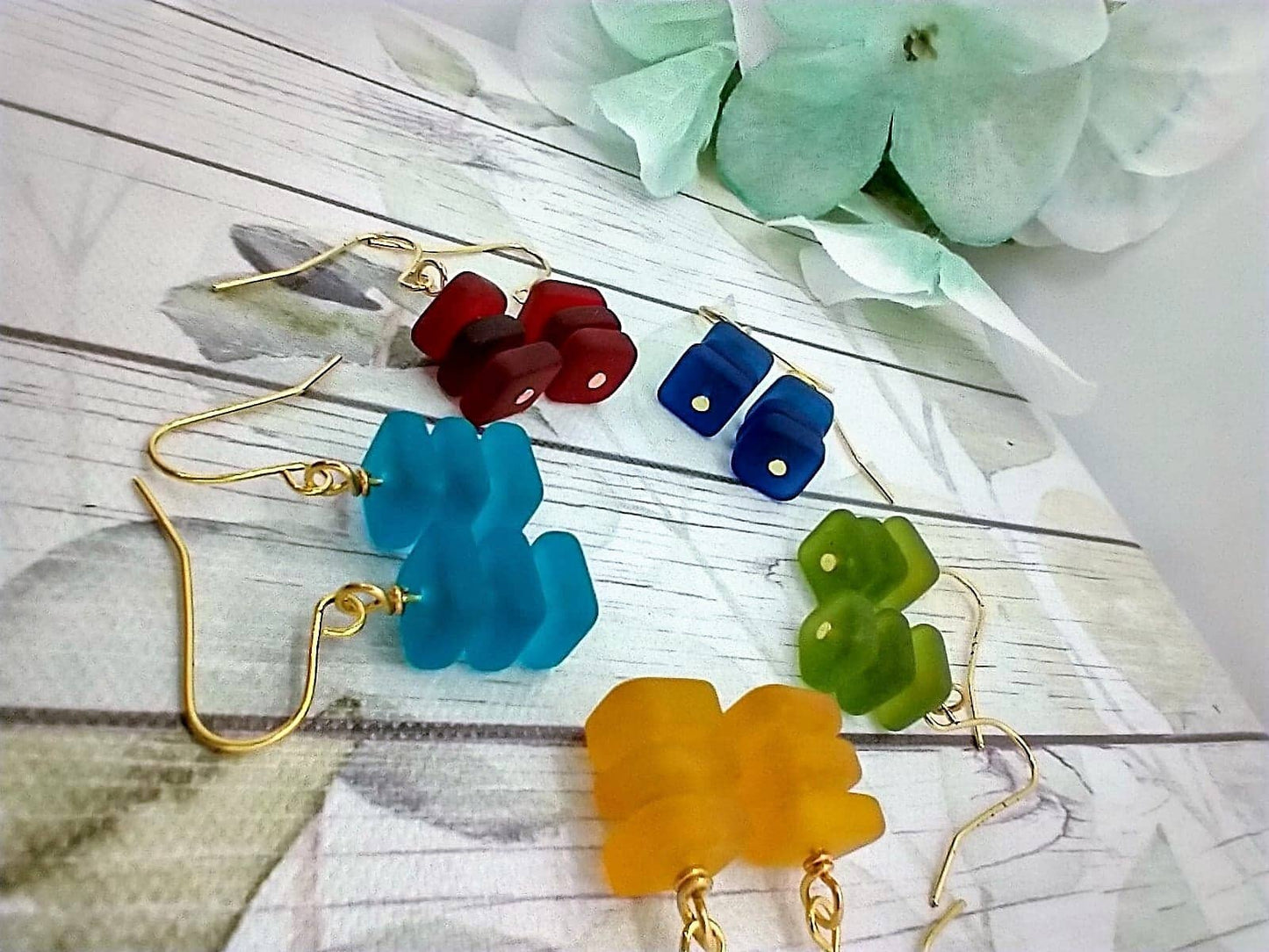 Boucles d'oreilles pendantes Bad Apple Designs en verre de mer carré empilé, couleur or