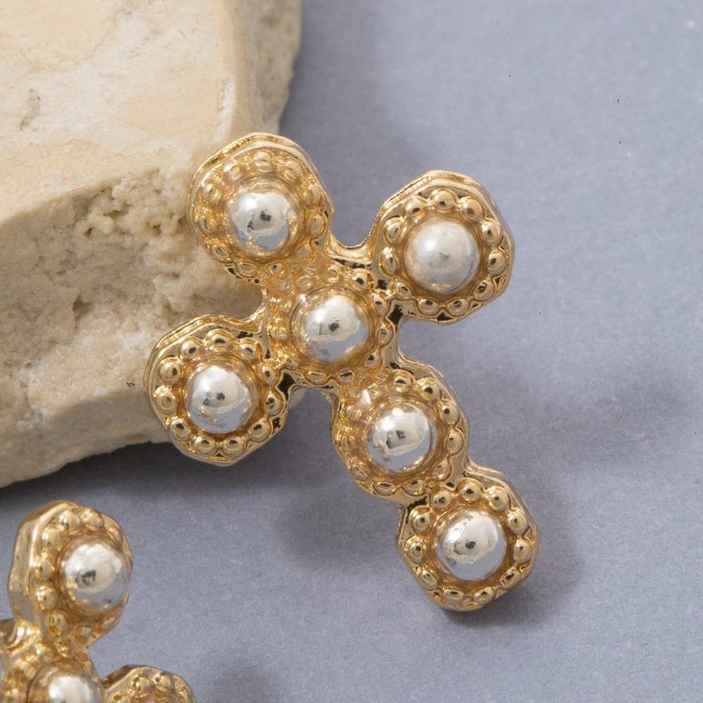 Le lot de boucles d'oreilles The Looks by Fame avec clous complexes en forme de croix