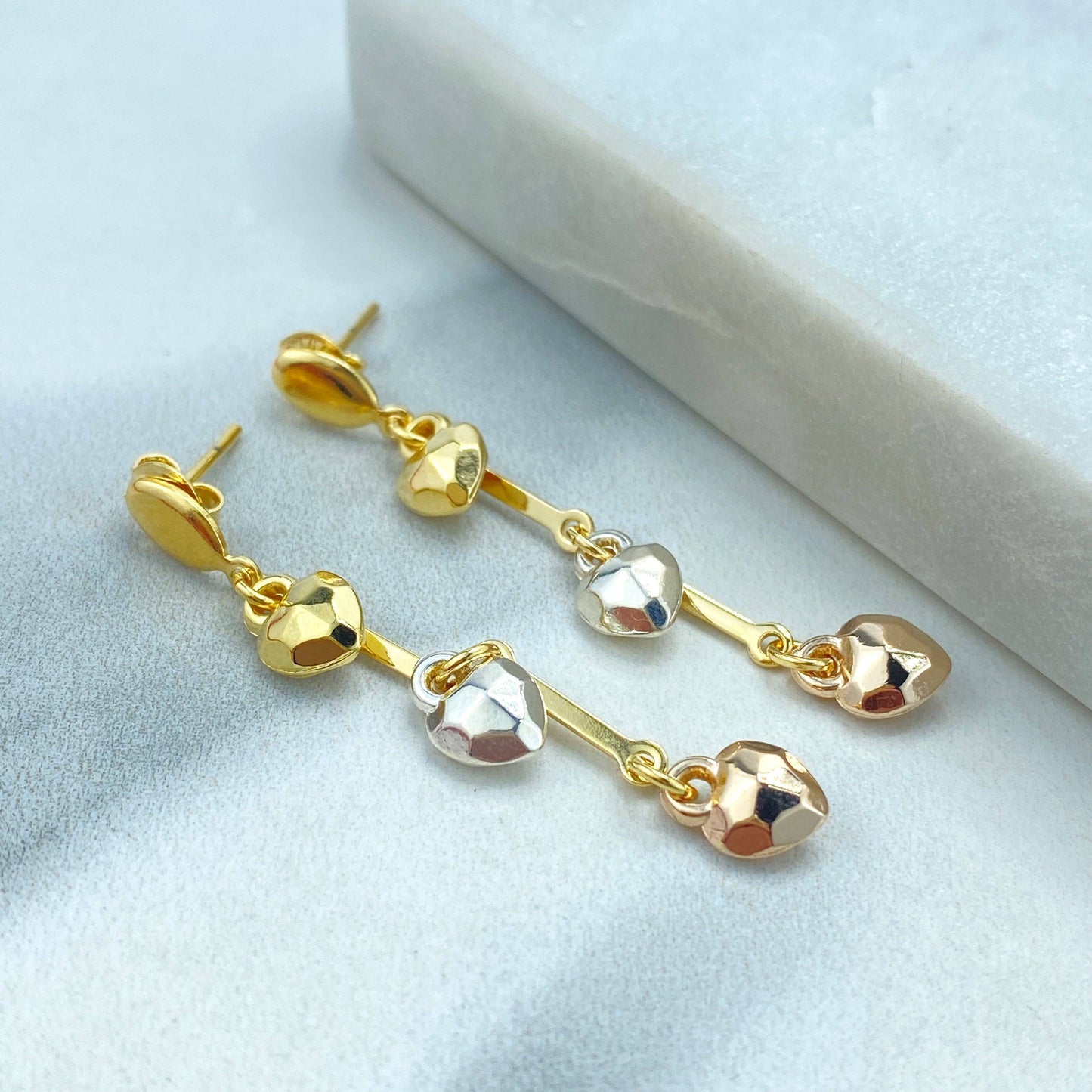 Boucles d'oreilles pendantes Luxus Accessories en plaqué or 18 carats avec cœurs tricolores, boucles d'oreilles cœurs trois tons, boucles d'oreilles cœurs pendantes
