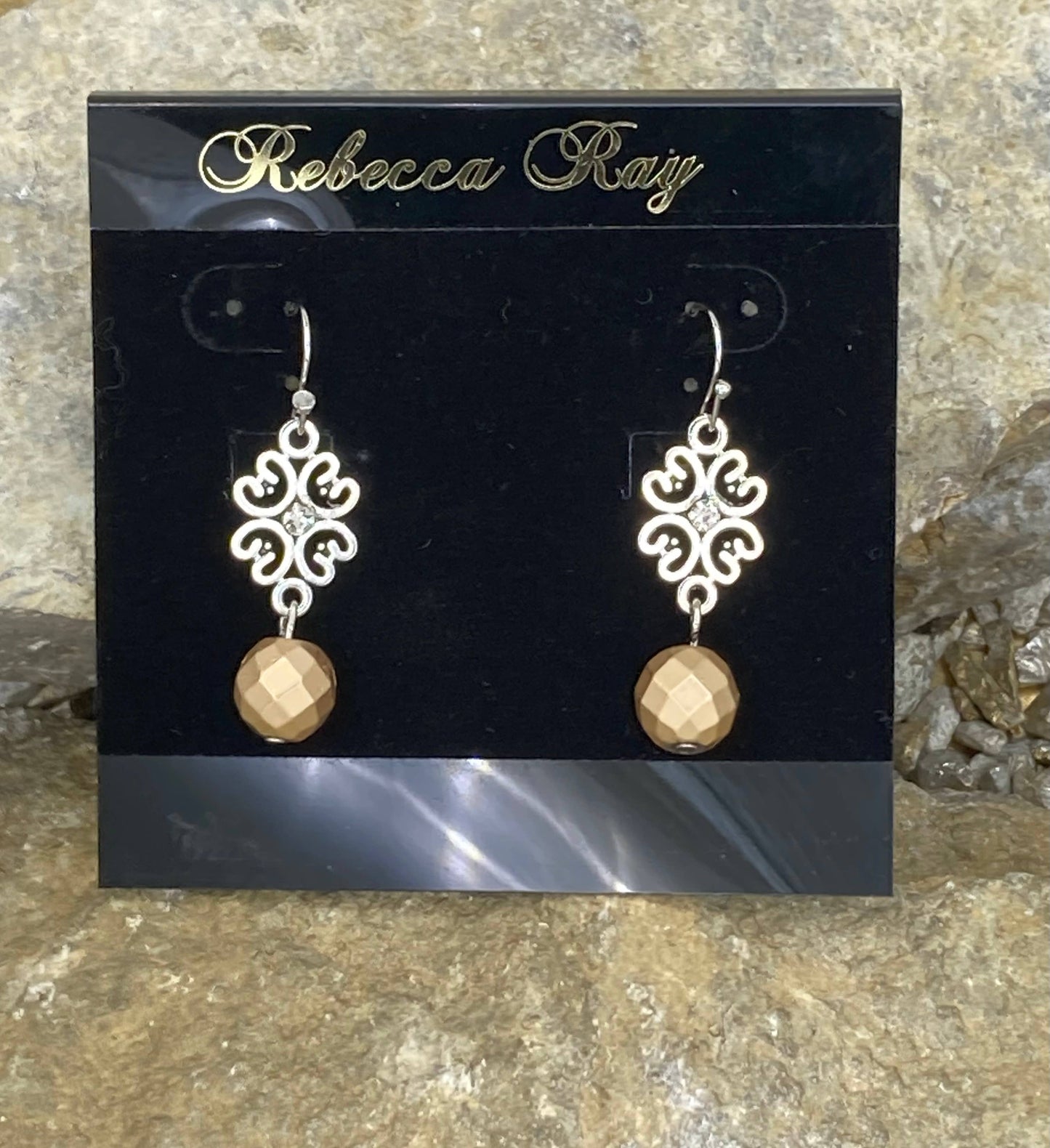 Boucle d'oreille en filigrane d'argent Rebecca Ray avec perle dorée mate